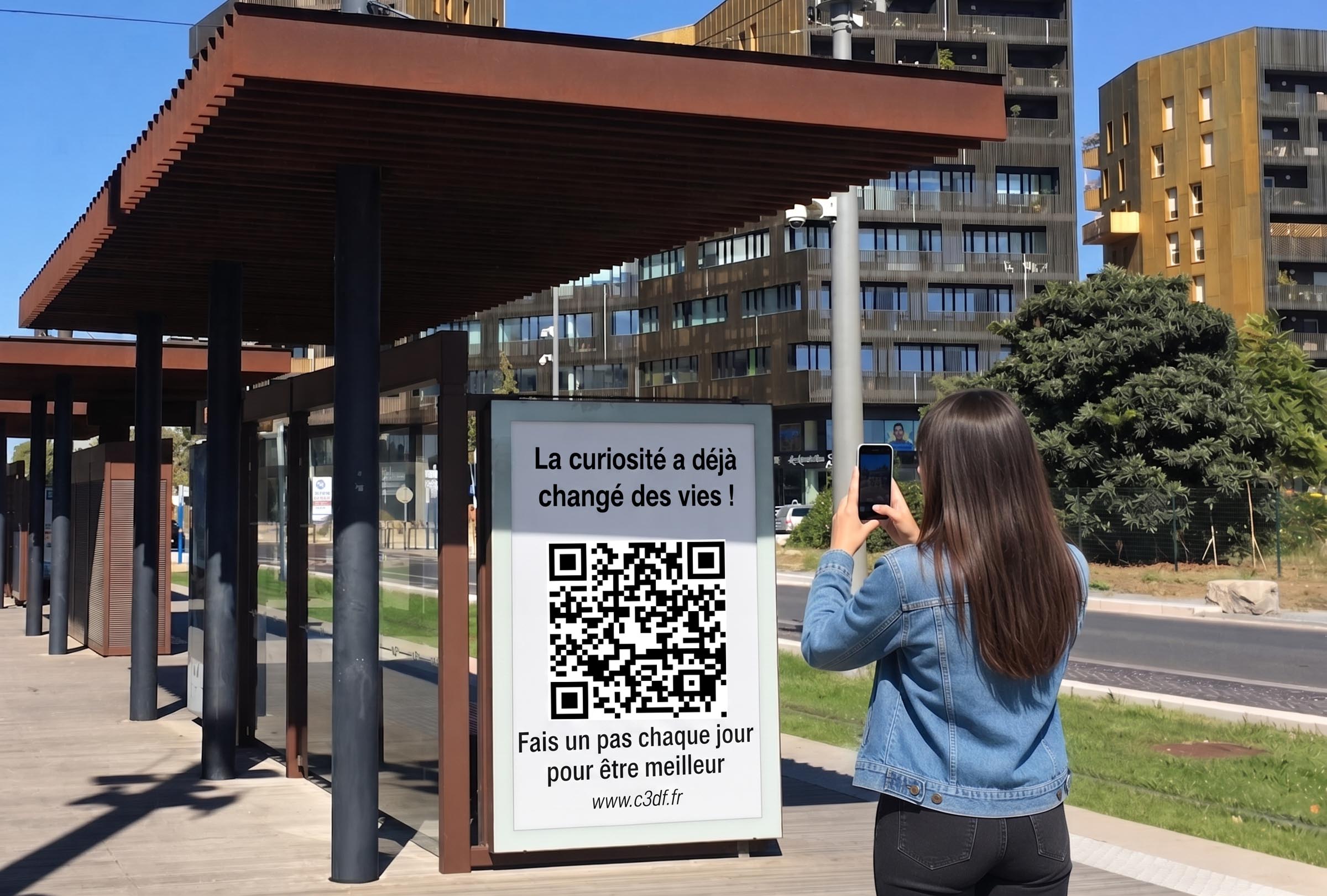 Femme scannant avec son smartphone une affiche d'abribus C3DF, avec le message "La curiosité a déjà changé des vies, fais un pas chaque jour"
